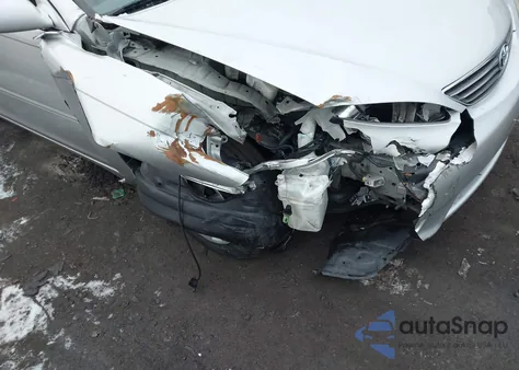 2005 Toyota Camry Le z USA, uszkodzony, nr VIN 4T1BE32K05U082561